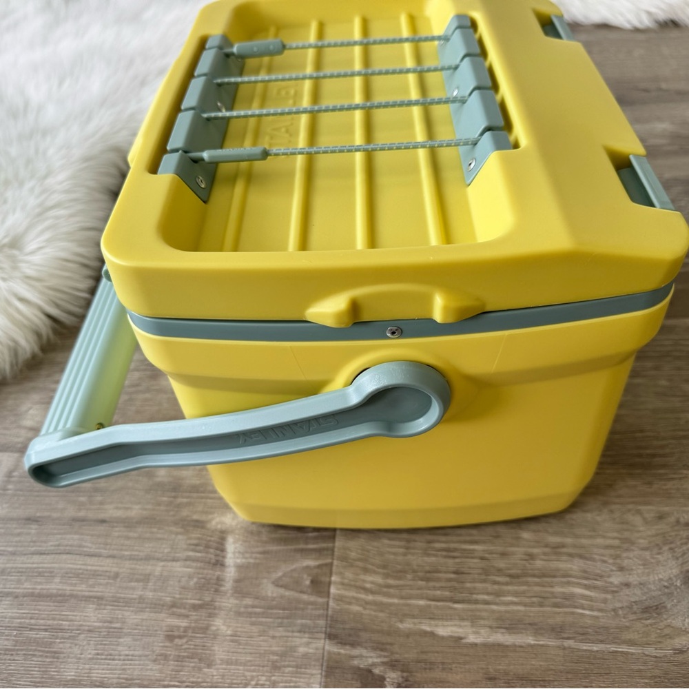 💛 STANLEY Easy-Carry Outdoor Cooler 7 QT Pomelo - Picture 8 of 16